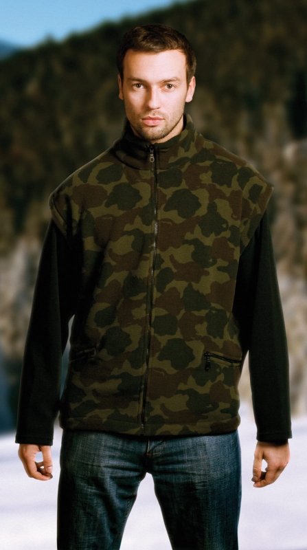 Model w kamizelce polarowej moro fason VKM-4, zapiana na zamek, dwie kieszenie z przodu na zamek, kolorystyka moro - brąz i zieleń, materiał polarowy gruby.jpg