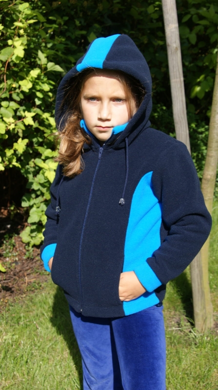 Polar dziecięcy fason unisex  VPL-30 w kolorze granatowym z niebieskimi wstawkami po bokach, doszyty kaptur, stójka, polar zapinany na zamek, dwie kieszenie po bokach,.jpg