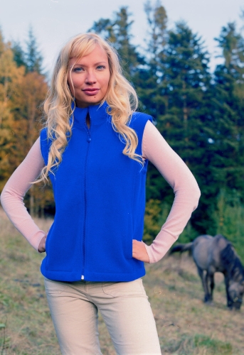 Modelka w kamizelce polarowej w kolorze niebieskim fason VKM-3, kamizelka zapinana na zamek, modelka na tle lasu jesienną porą.jpg