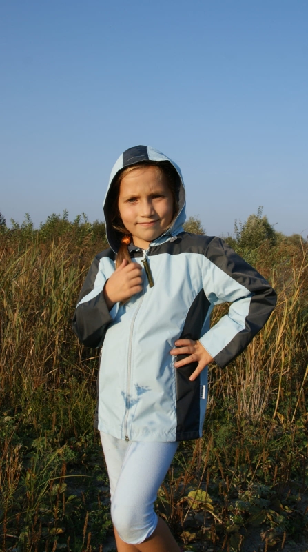 Kurtka dziecięca oratlionowa fason VKR-12 w kolorze niebieskim z grafitowymi wstawkami na ramionach rękawach i z boku kurtki, kaptur, główny zamek, dwie kieszenie z zamkami, od wewnątrz singiel, fason unisex.jpg