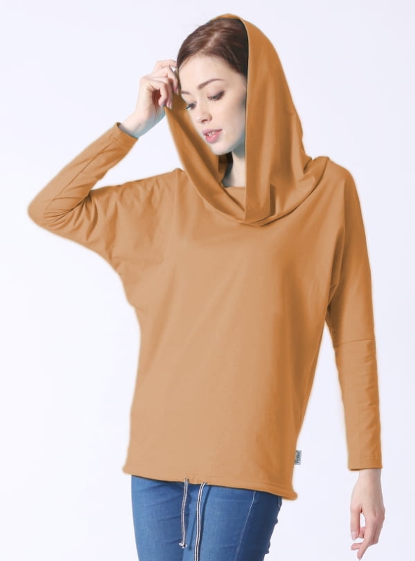 Zbliżenie na bluzkę camel z długim rękawem z kapturem, fason VKDRD-21, w odcieniu brązu camel, styl luźny, kaptur szeroki ozdobny, bawełniana.jpg