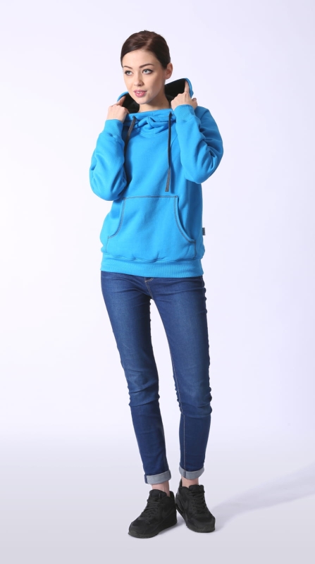 Modelka bawełniana w niebieskiej bluzie dresowej, fason VBL-38, bluza nierozpinana, kaptur podszyty szarym singlem, wysoka stójka, ozdobne przeszycia, kieszeń typu kangurka, rękawy i dół bluzy zakończone ściągaczem.jpg