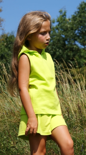 Dziewczynka w koszulce bez rękawków, z kapturem, zapinana na zamek 1/3 długości, bawełniana w kolorze jasnej soczystej zielni, fason VKD-4, pięknie komponuje się z bawełniana krótką spódniczką w jasno zielonym kolorze.JPG