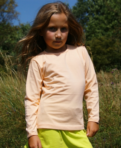 Koszulka dziewczęca z długim rękawem w kolorze brzoskwiniowym fason VKDRd-1, pod szyja lamówka, koszulka bawełniana.jpg