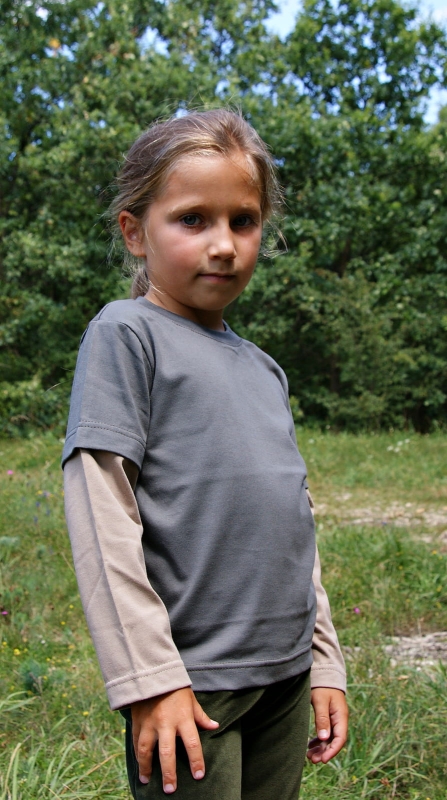 Koszulka dziecięca unisex z długim rękawem w kolorze khaki, rękawy beżowe fason  VKDRm-4, bawełniana, efekt drugiego rękawka, fason dla dziewczynki i dla chłopca.jpg