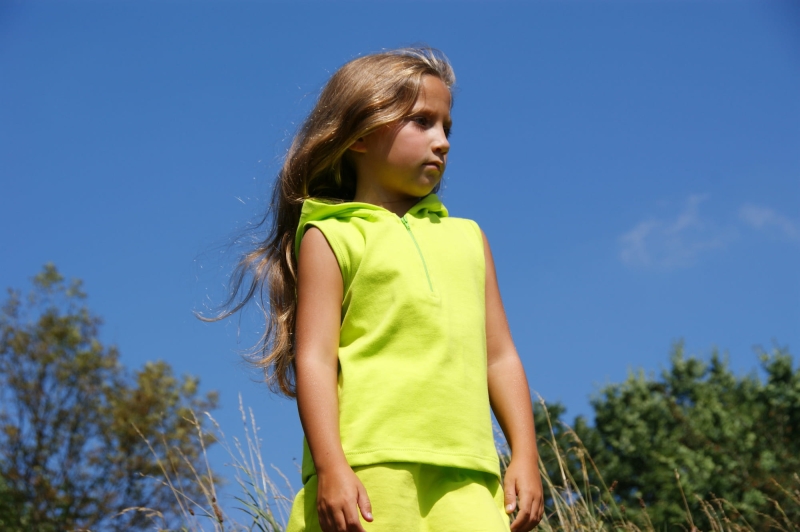 Koszulka bez rękawków, z kapturem, zapinana na zamek 1/3 długości, bawełniana w kolorze jasnej soczystej zielni, fason VKD-4, pięknie komponuje się z bawełniana krótką spódniczką w jasno zielonym kolorze.JPG