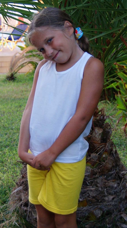 Tank top dziecięcy biały bawełniany, koszulka na ramiączkach, fason unisex, dla dziewczynek i dla chłopców, fason  VKT-43, w stylizacji do krótkich spodenek, leginsów czy spódniczek.jpg