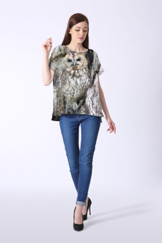 Modelka w koszulce z sową 0008, krótki rękaw, luźny krój, fason VKD-57, nadruk z obu stron taki sam.jpg