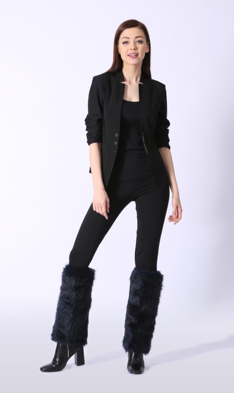 Modelka w stylizacji z ocieplaczami damskimi na nogi, w kolorze ciemnego granatu.jpg