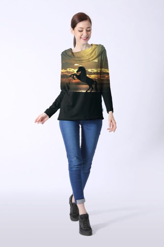 Modelka w bluzie z kapturem z grafiką konia na tle zachodzącego słońca,  fason VKDRd-21, z kapturem, luźny krój, w stylizacji z jeansami.jpg
