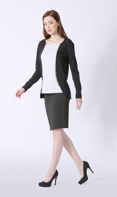 Modelka w bawełnianej bluzce z długim rękawem z efektem bolerka, czarna, środek jasny melanż, fason VKDRd-24 w stylizacji z czarną wąska spódnicą do kolan.jpg