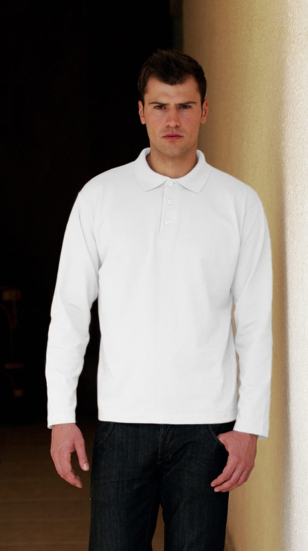 Model w białej koszulce polo z długim rękawem, fason VKDRm-2, koszulka bawełniana z kołnierzykiem.jpg