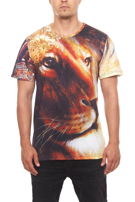 Model w koszulce z krótkim rękawem z nadrukiem lwa 0006, materiał sportowy techniczny, fason koszulki VKT-1, nadruk metoda sublimacji.jpg