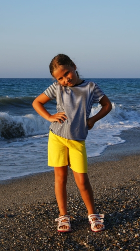 Dziewczynka w koszulce t-shirt w wąskie paski biało-granatowe, fason unisex, koszulka bawełniana, stylizacja marynistyczna, żeglarska, fason VKT-49.JPG