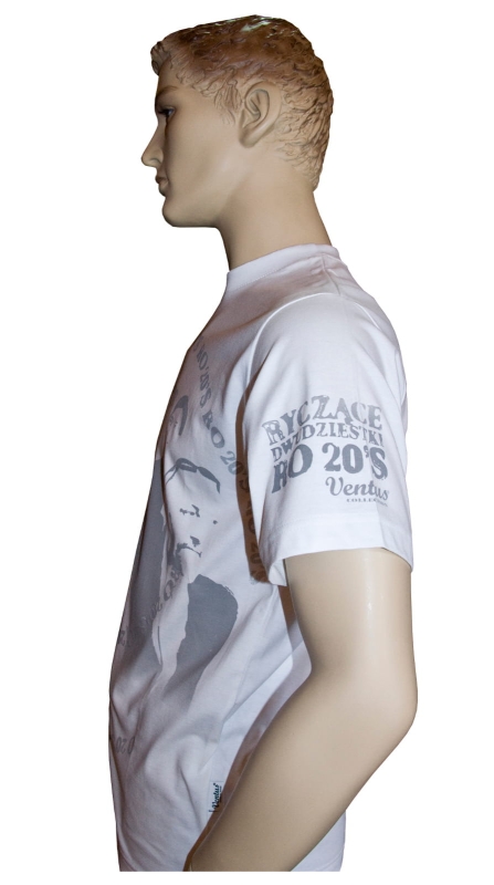 Koszulka T-shirt pokazana od lewego boku męska biała T-shirt z nadrukiem Ryczące Dwudziestki & Ventus fason VKT-1, krótki rękaw.jpg