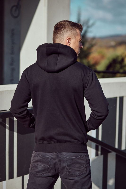 Model od tyłu w czarnej bluzie dresowej rozpinanej z kapturem fason VBL-36 Ventus, bluza bawełniana, stójka, kieszeń typu kangurka, rękawy zakończone ściągaczem, dół bluzy wykończony ściągaczem.jpg