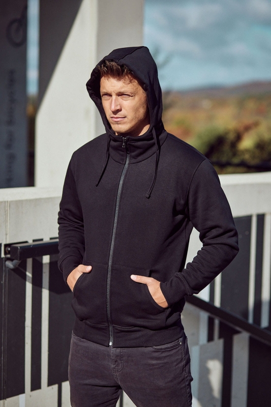 Model w czarnej bluzie dresowej rozpinanej z kapturem fason VBL-36 Ventus, bluza bawełniana, stójka, kieszeń typu kangurka, rękawy zakończone ściągaczem, dół bluzy wykończony ściągaczem.jpg