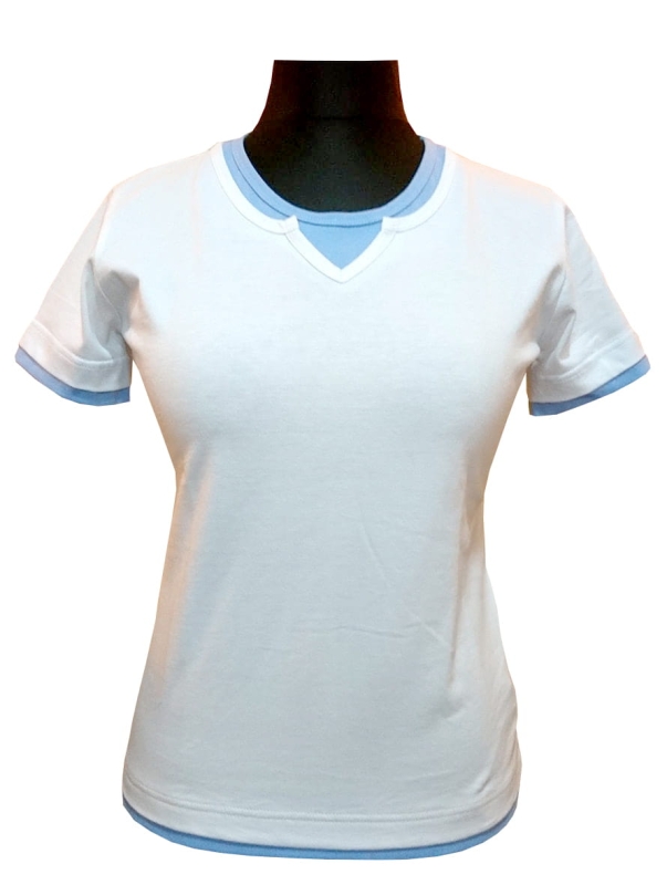 Bluzka damska biała VKD-43 niebieskie wykończenie rękawków i dołu koszulki, efekt drugiego rękawka, niebieskie wykończenie pod szyją, ozdobne przeszycie pod szyją, koszulka z krótki rękawem, delikatnie taliowana, bawełniana.jpg
