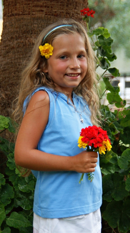 Dziewczynka w koszulce bez rękawków, z kapturem, zapinana na zamek 1/3 długości, bawełniana w kolorze niebieskim, fason VKD-4, pięknie komponuje się z bawełniana krótką spódniczką w białym kolorze.JPG