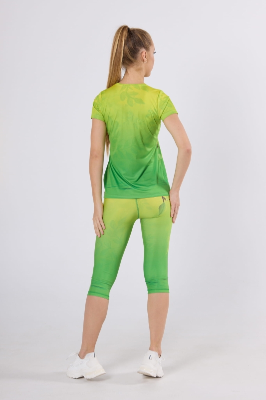 Modelka stojąca tyłem w komplecie sportowym z kolekcji Fresh Leaves, koszulka sportowa fason VKD-2 mareka Ventus Sport i leginsy za kolanko.jpg