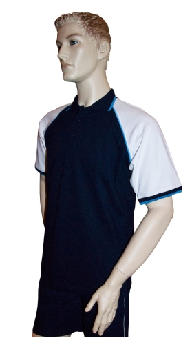 Koszulka polo męska bawełniana z krótkim rękawem fason VKPm-28, koszulka granatowa, białe raglanowe rękawy, zakończone pliską z paseczkiem, kołnierzyk granatowy z paseczkiem.jpg