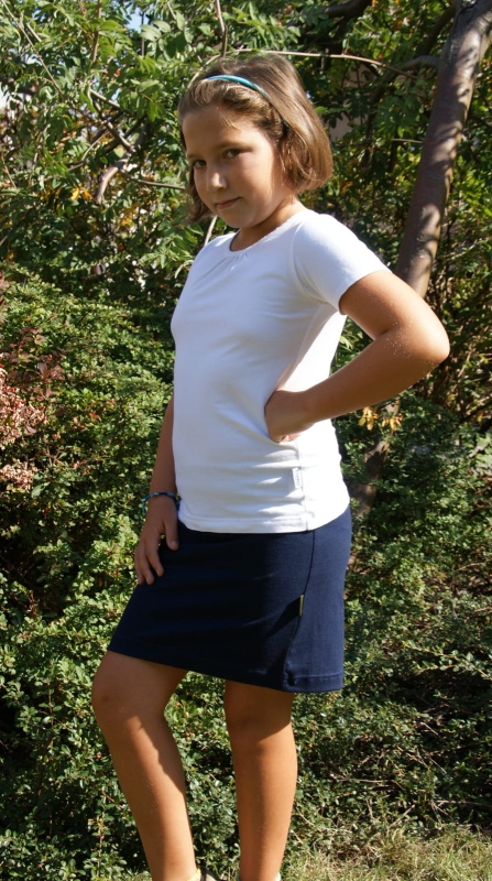 Koszulka dziewczęca bawełniana z krótkim rękawem w kolorze białym, pod szyja lamówka, delikatne ozdobne marszczenie, fason VKD-54, koszulka w stylizacji z krótka granatową spódniczką, szkolna stylizacja.jpg