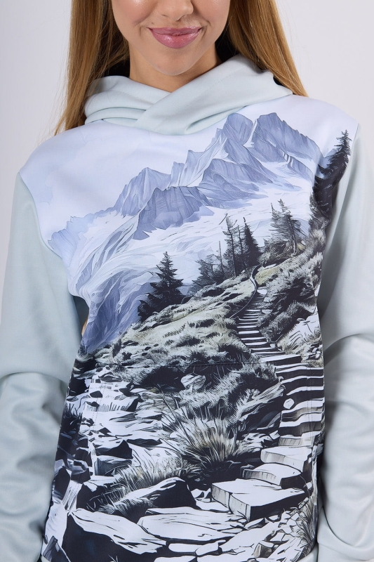 Bluza damska wkładana przez głowę z kapturem, kieszeń typu kangurka, fason VBL-46 z grafiką Mountains 0055, nadruk metodą sublimacji - szkic gór, lasu, strumyka, ścieżki, w stonowanych kolorach - odcienie szarości, błękitu i bieli.jpg