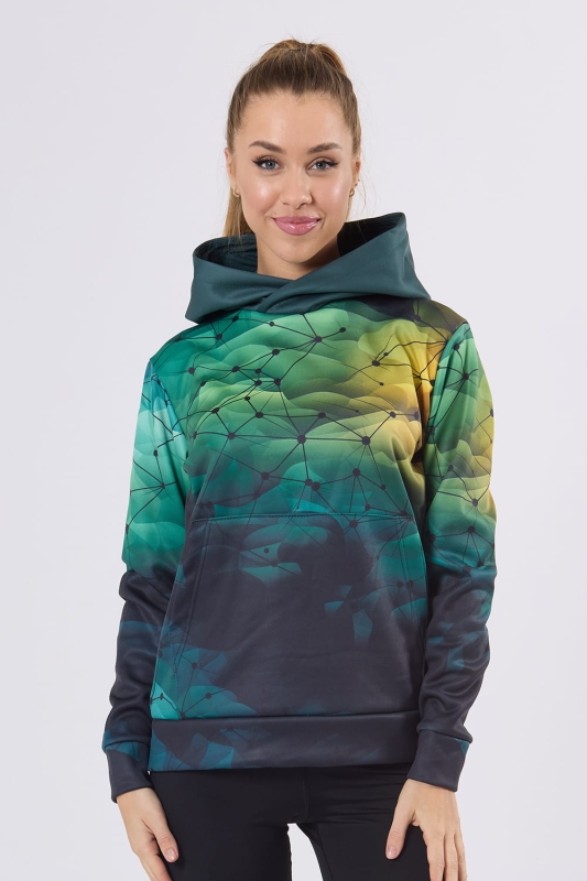 Modelka w bluzie dresowej fason VBL-46, bluza nierozpinana z kapturem, kieszeń typu kangurka, grafika sportowa nr 4001, tło tonalna zieleń z czarnymi liniami łączącymi się w siatkę.jpg