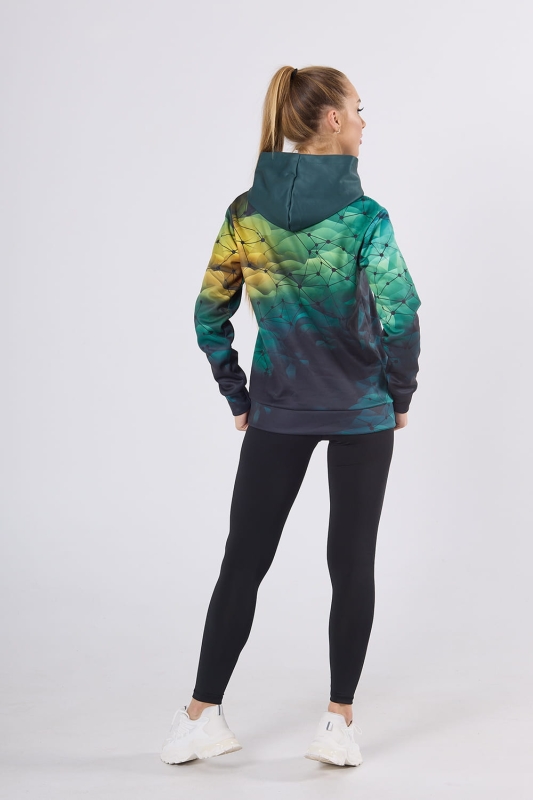 Modelka stojąca tyłem w bluzie dresowej fason VBL-46, bluza nierozpinana z kapturem, grafika sportowa nr 4001, tło tonalna zieleń z czarnymi liniami łączącymi się w siatkę.jpg