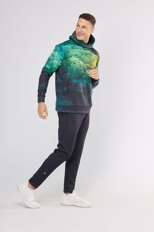 Model w bluzie dresowej wkładanej przez głowę fason VBL-46, bluza nierozpinana z kapturem, kieszeń typu kangurka, grafika sportowa nr 4001, tło tonalna zieleń z czarnymi liniami łączącymi się w siatkę.jpg