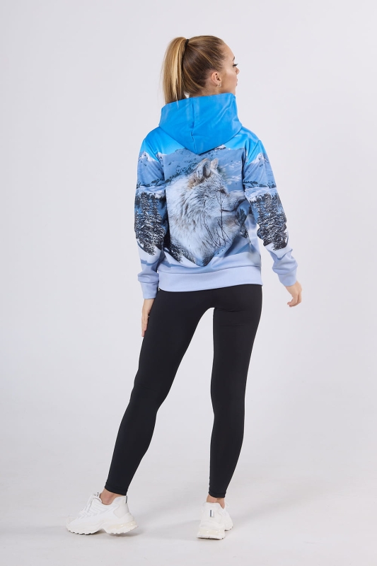 Modelka stojąca tyłem w bluzie z grafiką zimowej scenerii górskiej z głową wilka, bluza nierozpinana z kapturem, fason VBL-46, grafika Wilk 0111.jpg