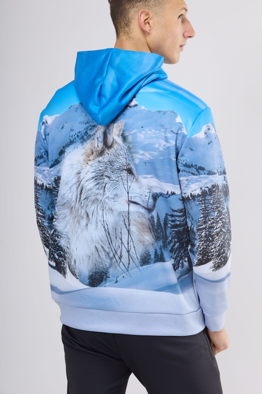 Bluza dresowa wkładana przez głowę męska fason VBL-46 grafika Wilk 0111 - nadruk w zimowych barwach, góry ośnieżone i z tyłu bluzy głowa wilka, bluza z kapturem, kieszeń typu kangurka, wyższa stójka.jpg