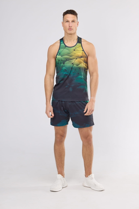 Tank top męski sportowy fason VKT-54 grafika sportowa nr 4001, tło tonalna zieleń z czarną siatką, w stylizacji z  czarnymi krótkimi spodenkami sportowymi.jpg