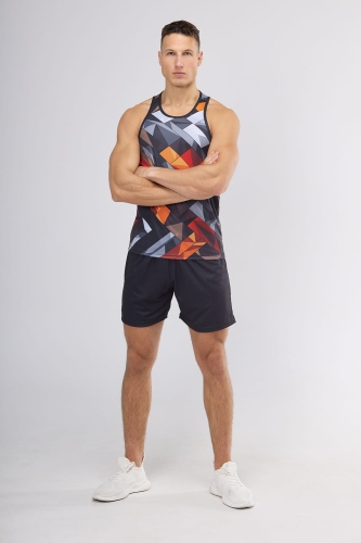 Model w tank topie fason VKT-54, koszulka na ramiączkach z grafiką 4000 w dynamiczny geometryczny wzór, kolor szary, czerwony, pomarańczowy, w stylizacji z czarnymi krótkimi spodenkami.jpg