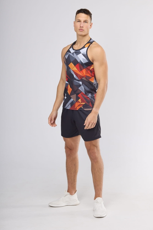 Model w tank topie sportowym termoaktywnym fason VKT-54, koszulka na ramiączkach z grafiką 4000 w dynamiczny geometryczny wzór, kolor szary, czerwony, pomarańczowy, w stylizacji z czarnymi krótkimi spodenkami.jpg