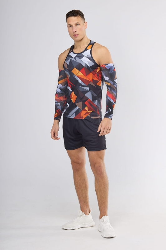 Model w tank topie fason VKT-54, koszulka na ramiączkach z grafiką 4000 w dynamiczny geometryczny wzór, kolor szary, czerwony, pomarańczowy, w stylizacji z długimi rękawkami sportowymi z tą sama grafiką, oraz czarnymi krótkimi spodenkami.jpg