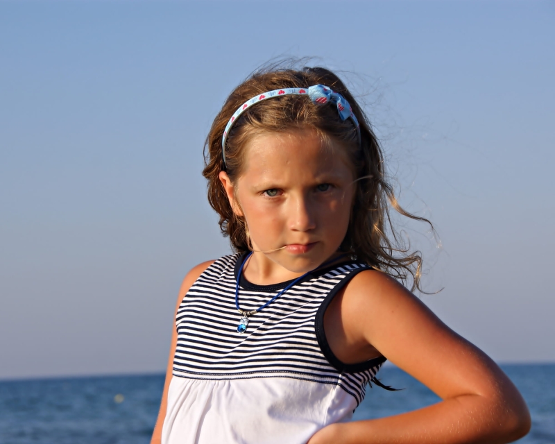 Zbliżenie na górna część sukienki wakacyjnej bawełnianej na ramiączkach, góra w wąskie paski biało-granatowe, dół biały, fason VS-2 marka Ventus.JPG