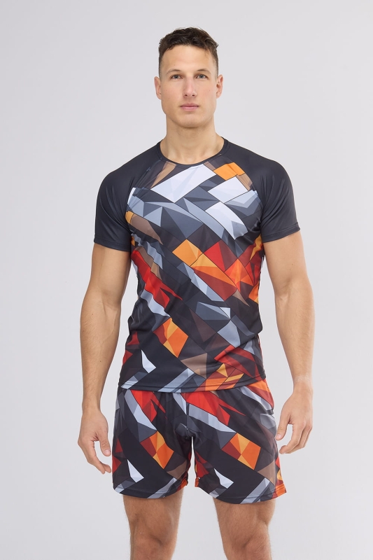 Zbliżenie na modela w koszulce sportowej fason VKT-70-sub, z grafiką 4000, krótki rękaw z raglanowym wszyciem, rękawy czarne, korpus koszulki z geometrycznym wzorem w odcieniach pomarańczu, czerwieni, bieli i szarości, materiał sportowy techniczny.jpg