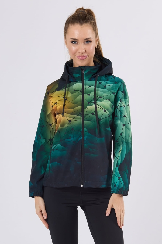 Zbliżenie na modelkę w kurtce softshell fason VSOFTD-99 z grafiką 4001, tło tonalne przejścia od ciemnej do jasnej zieleni z dodatkiem pomarańczowego, tło pokryte siatką geometryczną, kurtka z kapturem, dwie kieszenie zapinane na zamek, zamek główny.jpg