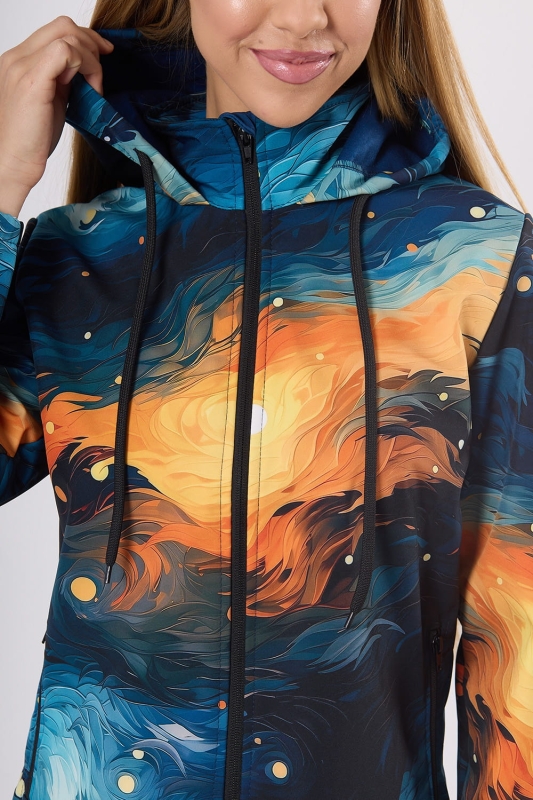 Modelka w softshellu fason VSOFTD-99 grafika 4004 duże zbliżenie na softshel, w celu pokazania grafiki - maźnięcia pędzlem w stylu Van Ghoga, dominujące kolory granatowy, niebieski, pomarańczowy, żółty, nadają dynamiczny, niepowtarzalny charakter.jpg