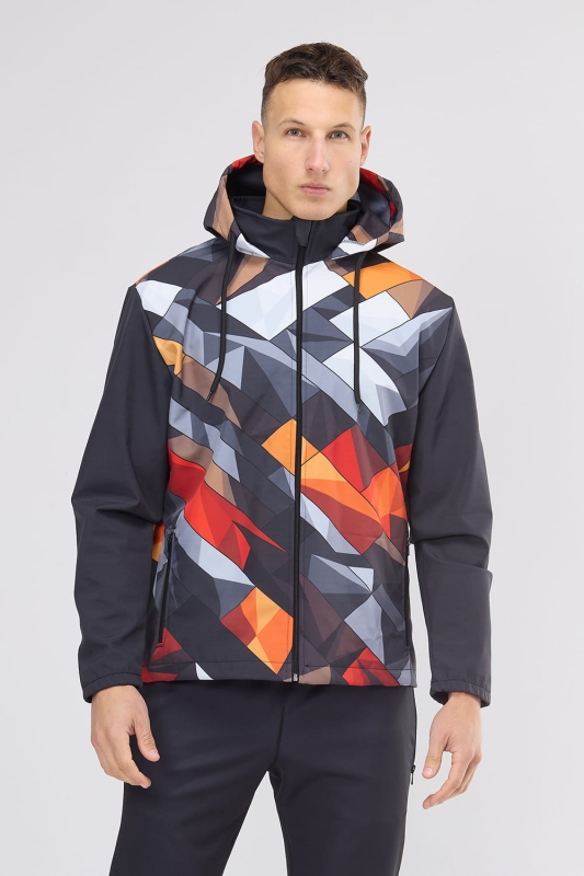 Zbliżenie na modela w kurtce sportowej softshell fason VSOFTM-99 z grafiką 4000, nadruk metodą sublimacji w geometryczny wzór, kaptur doszywany z ozdobnym sznurkiem, dwie kieszenie zapinana na zamek, zamek główny kryty.jpg