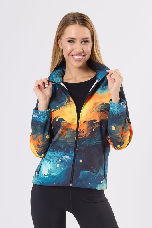 Zbliżenie na modelkę w softshellu fason VSOFTD-98 grafika 4004, abstrakcyjny nadruk przypominający pociągnięcia pędzla w stylu Van Gogha, dominujące kolory, granatowy, niebieski, pomarańczowy, żółty, kurtka rozpinana, dwie kieszenie na zamek.jpg