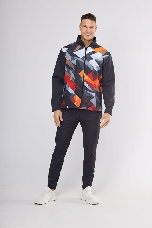 Kurtka Softshell fason VSOFTM-98 grafika 4000 na modelu, czarne spodnie,  kurtka zapinana na zamek, stójka, dwie kieszenie z zamkami, czarne rękawy, korpus wzór w prostokąty, dominują ciemne kolory czarny, grafit, czerwień, pomarańcz.jpg