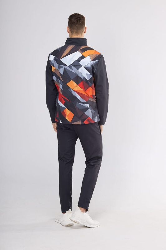 Model od tyłu w Softshellu fason VSOFTM-98 grafika 4000, czarne spodnie,  stójka, czarne rękawy, korpus wzór w prostokąty, dominują ciemne kolory czarny, grafit, czerwień, pomarańcz.jpg