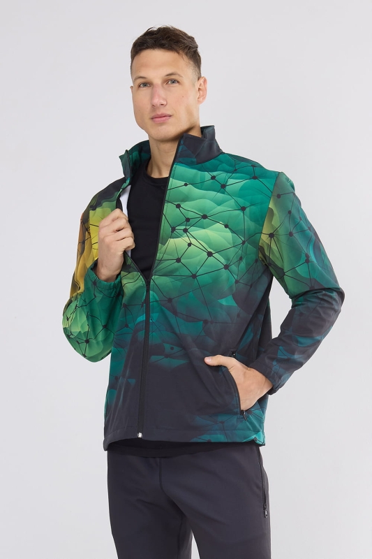Model w Softshellu fason VSOFTM-98 grafika 4001, stójka, zapinany na zamek, dwie kieszenie zapinane na zamek, kolorystyka tonalna od ciemnej do jaśniejszej zieleni, z geometryczną siatką przypominającą sieć połączeń.jpg