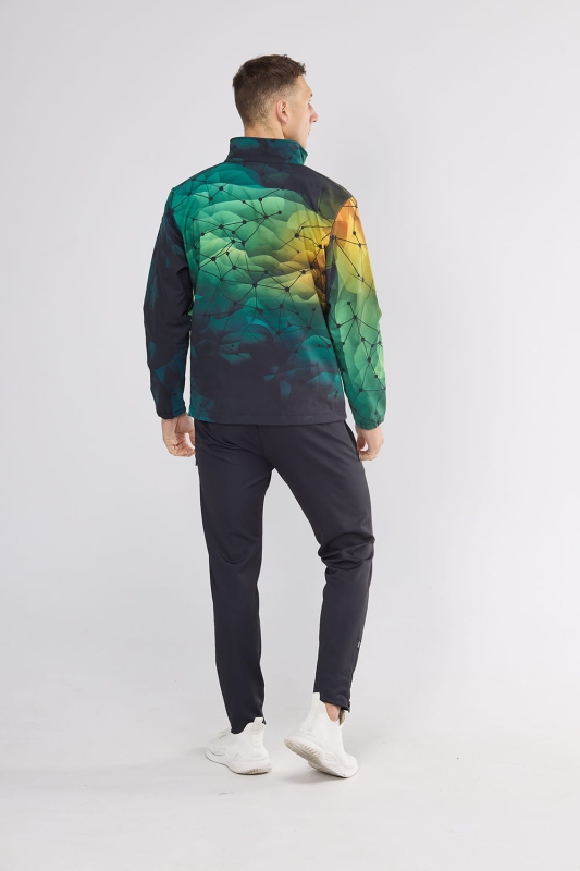 Model od tyłu w Softshellu fason VSOFTM-98 grafika 4001, softshell ze stójką, kolorystyka tonalna od ciemnej do jasnej zieleni. z geometryczną siatką przypominającą sieć połączeń.jpg