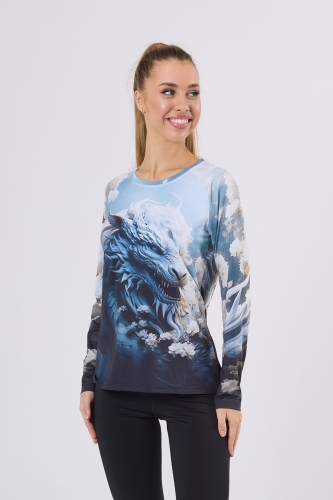 Modelka ma na sobie longsleeve fason VKDRd-102 z grafiką White Dragon 1044,  dopasowany krój, z efektownym nadrukiem przedstawiającym białego, fantastycznego smoka otoczonego białymi kwiatami wiśni sakury, kolory dominujące to niebieski i biały.jpg