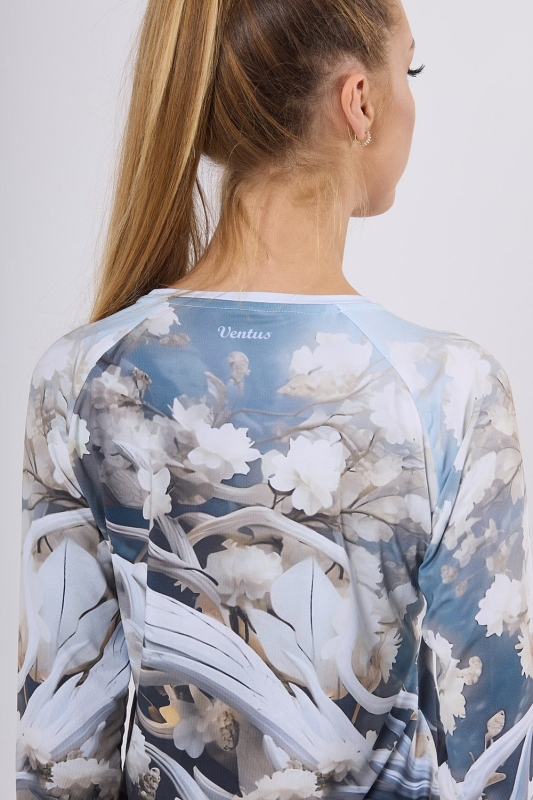 Zbliżenie od tyłu na koszulkę na modelce longsleeve VKDRd-102, grafika kwitnące białe kwiaty wiśni, metoda nadruku sublimacja.jpg