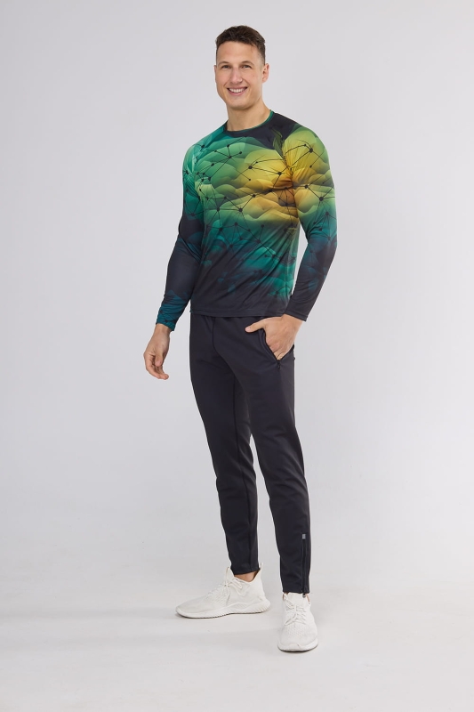 Model stojący bokiem w koszulce w longsleevie fason VKDRm-9 grafika 4001, raglanowe wszycie rękawów, krój dopasowany - slim fit, grafika dominują odcienie zieleni tworzące efekt gradientu, na tle wzór przypominający siatkę punktów połączonych liniami.jpg