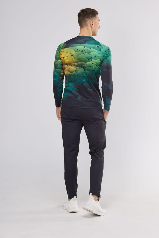 Model stojący tyłem w koszulce w longsleevie fason VKDRm-9 grafika 4001, raglanowe wszycie rękawów, krój dopasowany - slim fit, grafika dominują odcienie zieleni tworzące efekt gradientu, na tle wzór przypominający siatkę punktów połączonych liniami.jpg